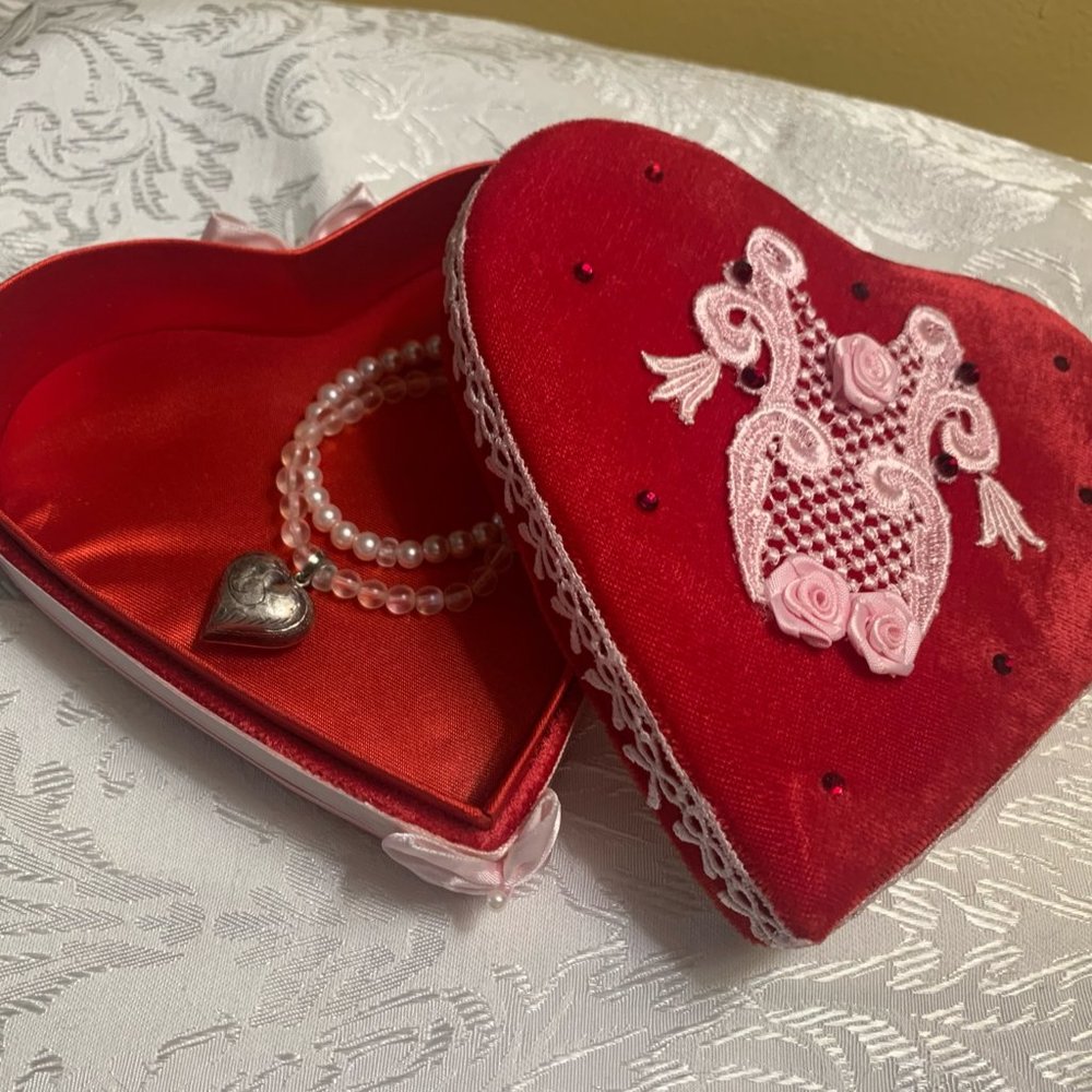Pink Bracelets & Red Velvet Heart Container - Picture 4 of 6